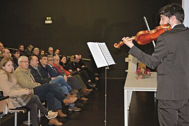 Apresentação da programação do ‘Mosteiro de Emoções’ contou com a atuação de um violinista 