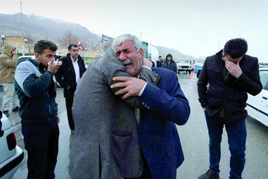 Familiares dos 65 ocupantes do avião aguardam confirmação da tragédia mas já perderam a esperança de um milagre