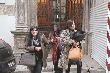 Angelina Fonseca (à esquerda) começou ontem a ser julgada no Tribunal de São João Novo, no Porto, e negou os crimes 