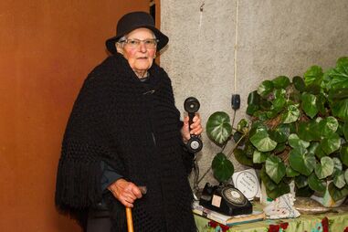 Lucinda Cunha, 92 anos, vive sozinha em Arganil e está sem telefone