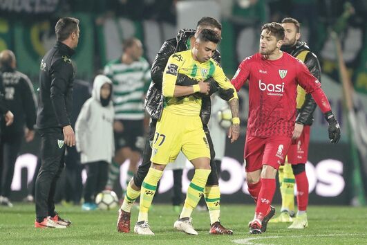 O brasileiro Murilo afastado pelos colegas depois de ser expulso após o jogo com o Sporting