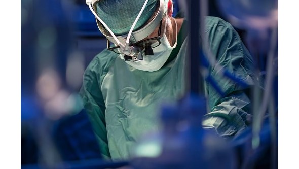 Médico militar opera pénis de criança durante cirurgia a hérnia umbilical por não ter aspeto normal