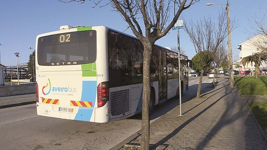 Mulher foi sequestrada nesta paragem de autocarro, na avenida Fernando Augusto Oliveira, em Cacia, Aveiro  