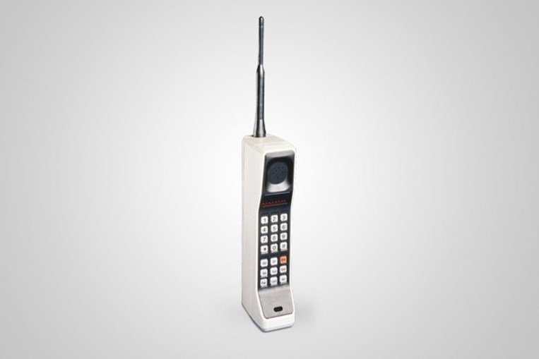Telemóvel (Motorola DynaTAC 8000x, 1984) - 7.778€