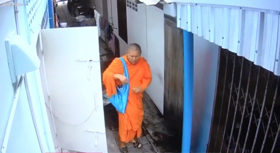 Monge budista no momento do roubo