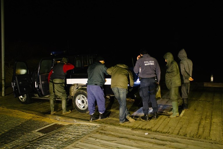 Três pescadores foram detidos pela Polícia Marítima na foz do rio Tornada, por crime de danos contra a natureza