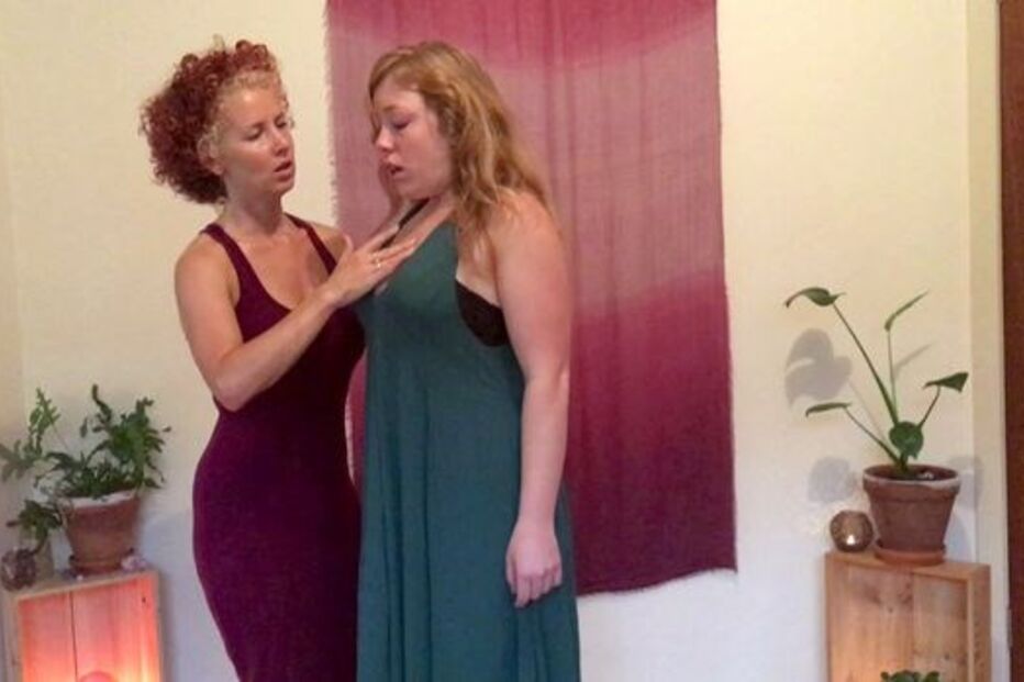 ‘Bruxa da Vagina’ usa varinhas para ajudar mulheres no sexo