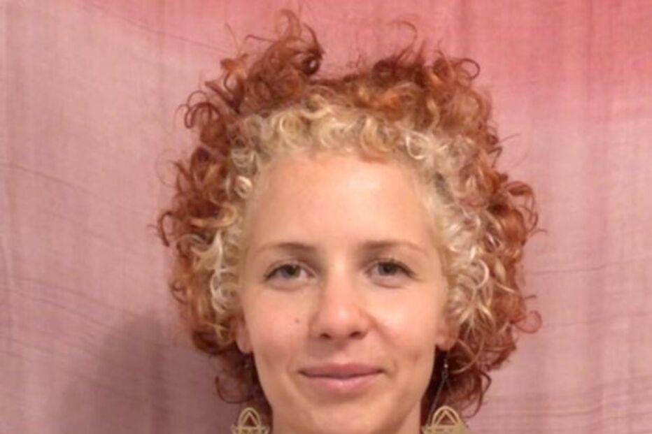 ‘Bruxa da Vagina’ usa varinhas para ajudar mulheres no sexo