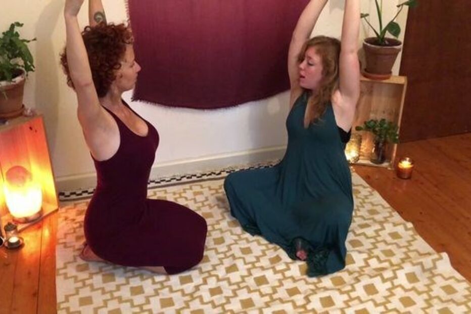 ‘Bruxa da Vagina’ usa varinhas para ajudar mulheres no sexo