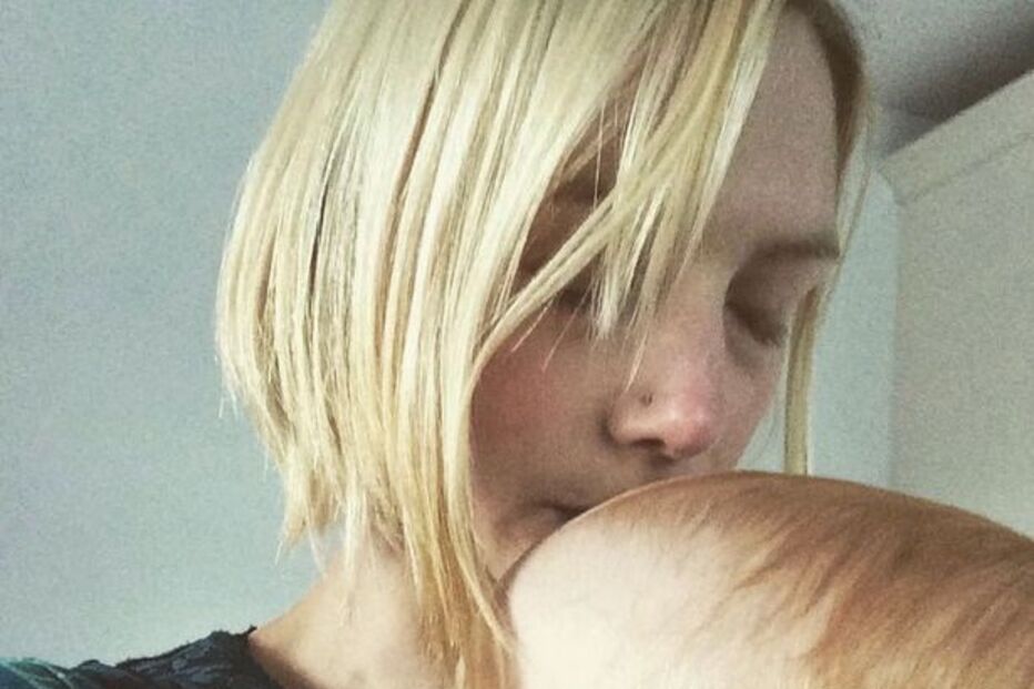 Menino tira foto a mãe exausta da quimioterapia