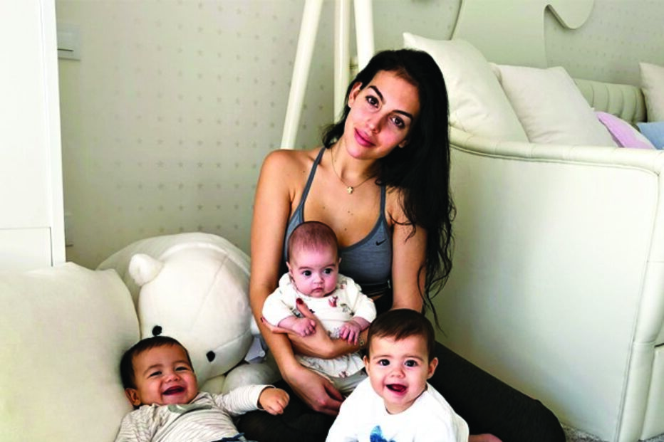 Gio com Alana ao colo, Mateo e Eva 