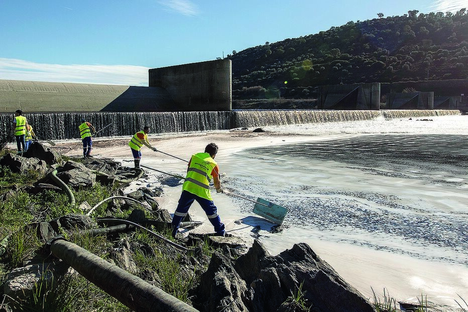Açude do rio Tejo, em Abrantes, onde é bem visível a espuma causada pela poluição, logo após a queda de água