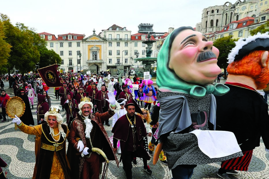 O rei e a rainha do Carnaval, dois homens, lideraram o desfile que mostrou a festa de Torres nas ruas de Lisboa    