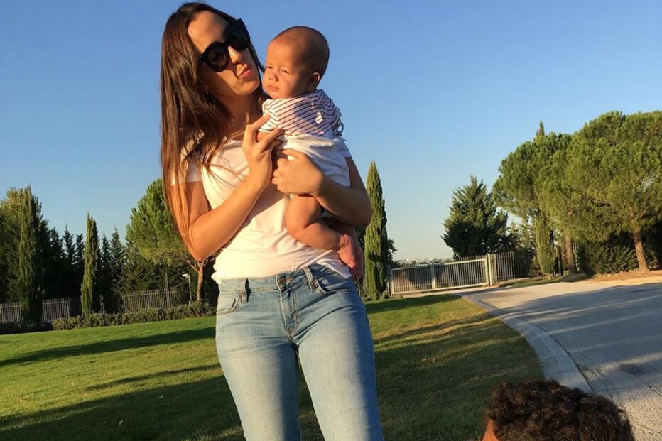 Ivana mostra foto em La Finca com Cristianinho e com Mateo ao colo 