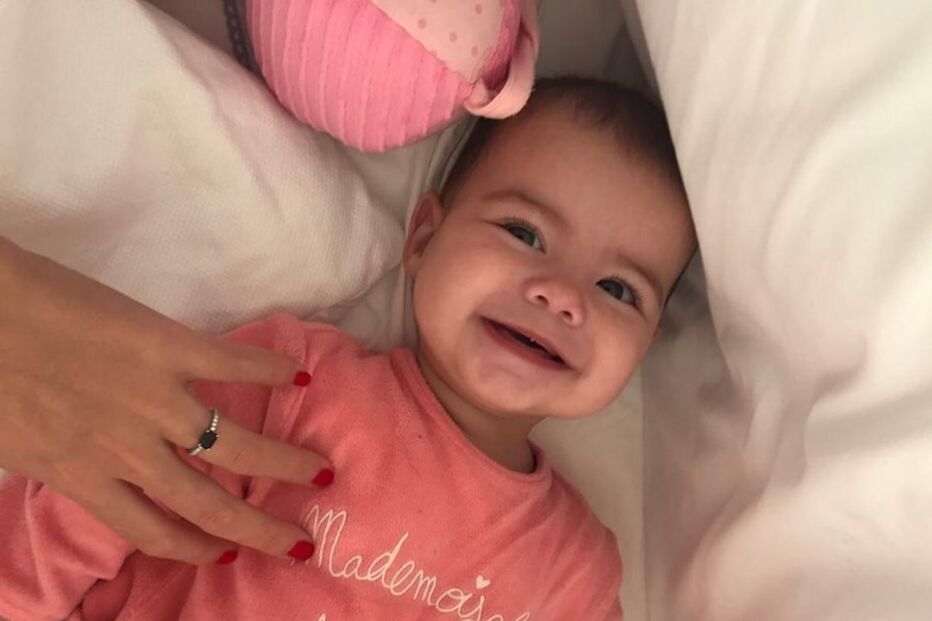 A bebé Eva muito sorridente