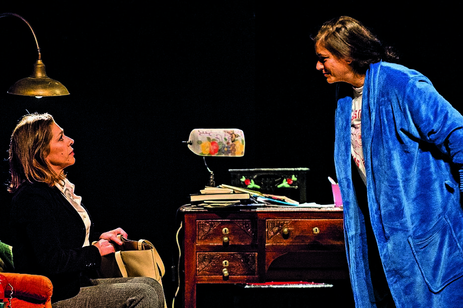 Cláudia Negrão e Alexandra Leite numa cena da peça ‘No Fim da Linha’, em cena em Lisboa até dia 11 deste mês      