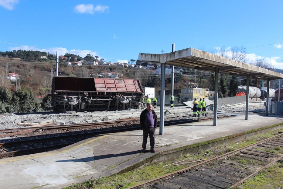 Comboio descarrilou este domingo