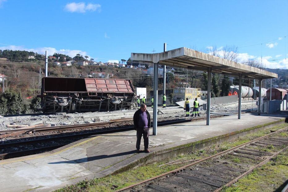 Comboio descarrilou este domingo