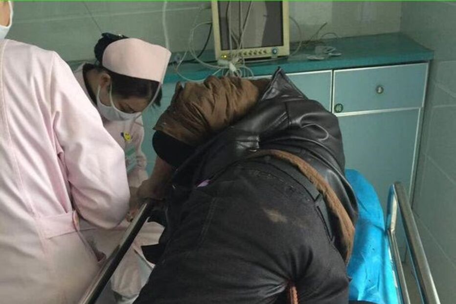 Homem ferido com barra de aço enfiada no ânus