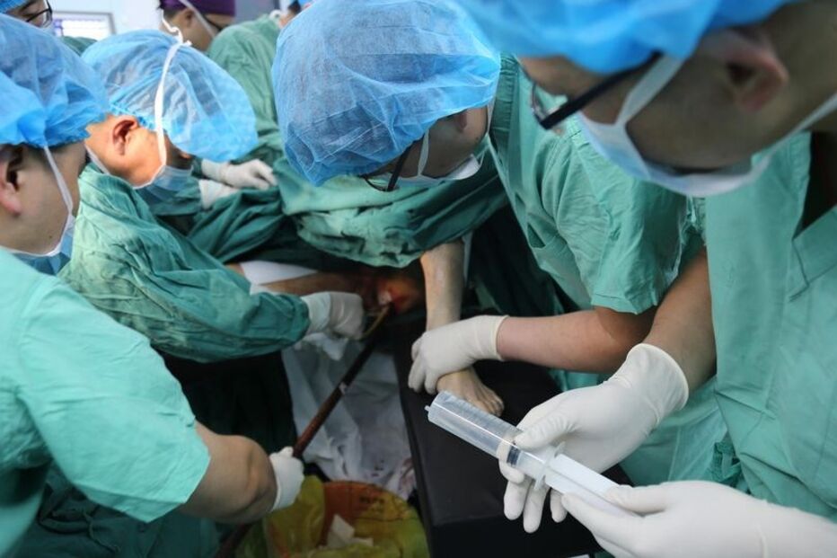 Homem ferido com barra de aço enfiada no ânus