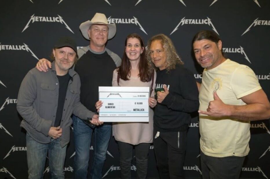 Metallica entregam cheque ao Banco Alimentar