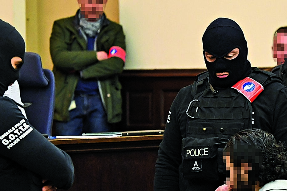Salah Abdeslam (à direita, com o rosto pixelizado) em tribunal 
