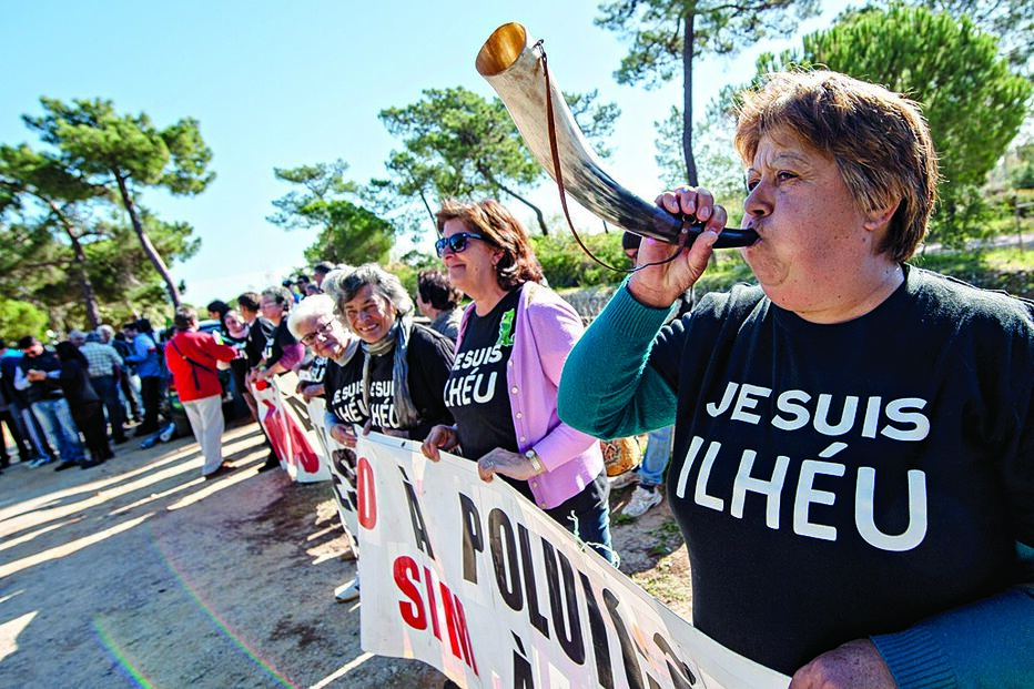 Moradores já fizeram vários protestos contra o avanço das demolições nas ilhas-barreira    
