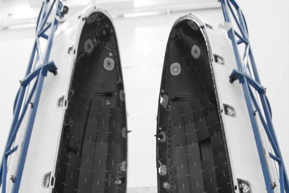 Foguetão Falcon Heavy parte para o espaço com automóvel a bordo