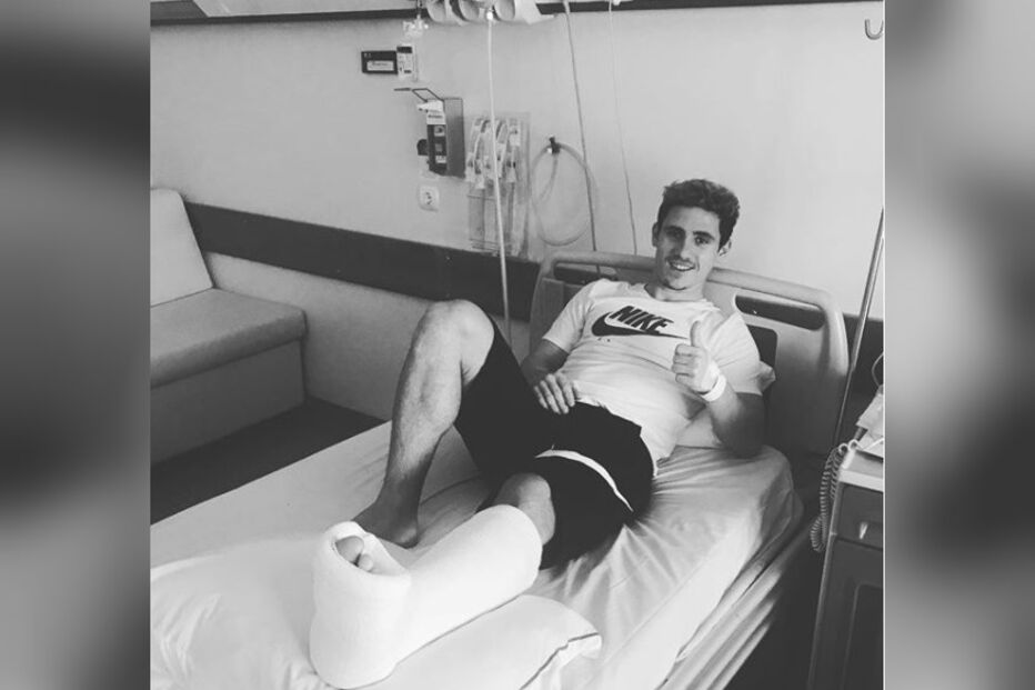 Daniel Podence após a operação ao pé esquerdo