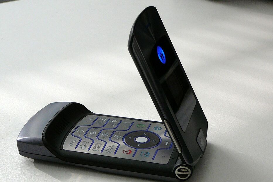 Motorola RAZR (considerado o primeiro smartphone) (2004) - 639€