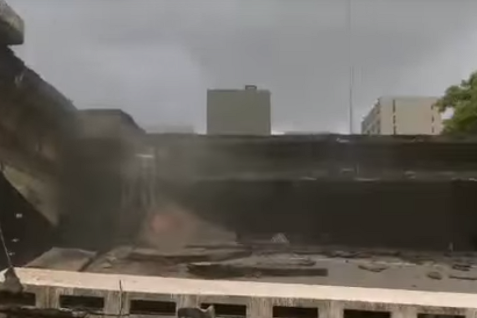 Viaduto cai sobre carros e restaurante no Brasil