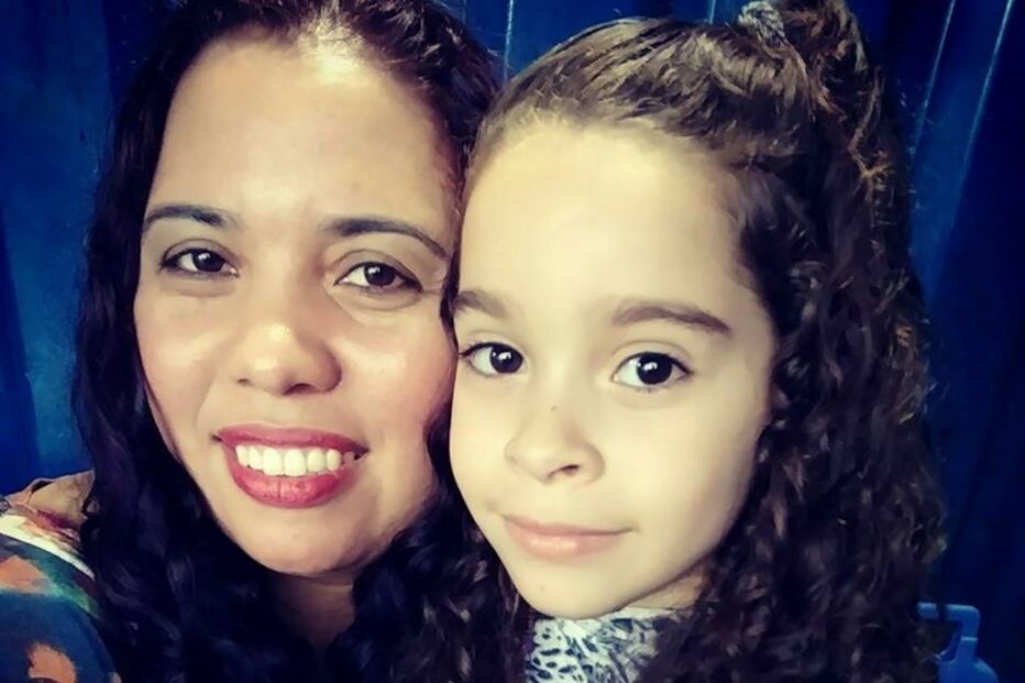 Adrielly Gonçalves, na foto com a mãe, morreu após ingerir spray desodorizante