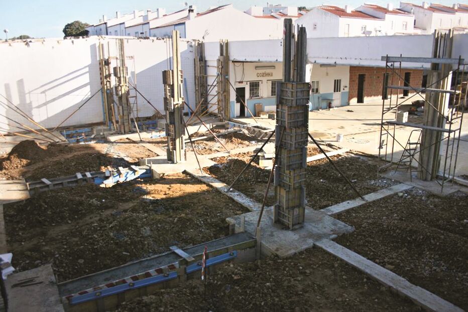 Trabalhos de ampliação e remodelação do quartel dos Bombeiros Voluntários de Aljezur estão atualmente em curso 