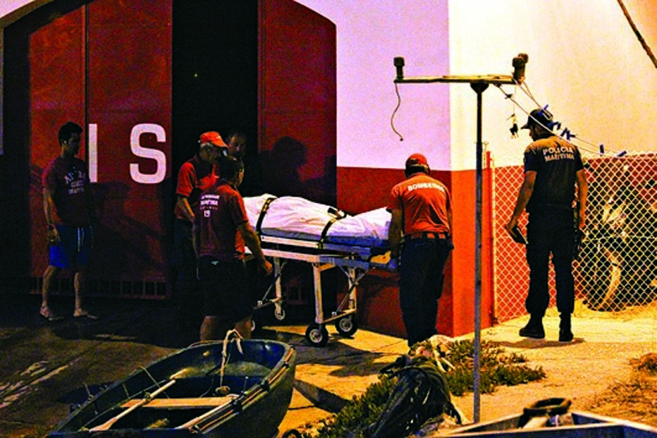 Corpo levado pelos bombeiros  