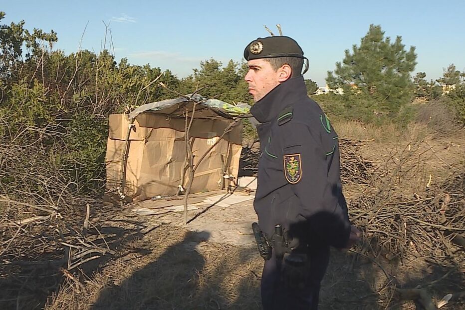 Refugiado do Mali construiu abrigo na Torreira