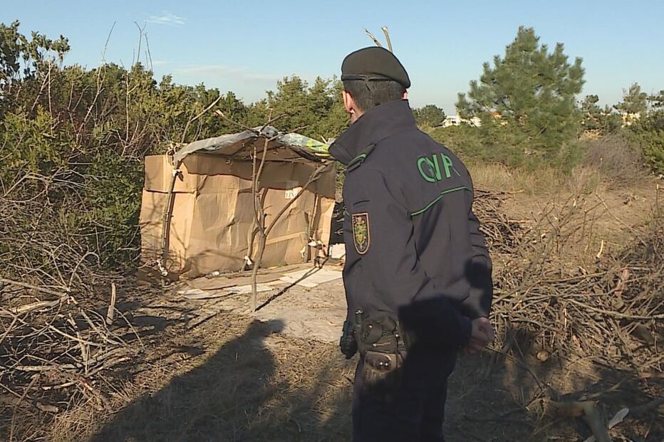 Refugiado do Mali construiu abrigo na Torreira