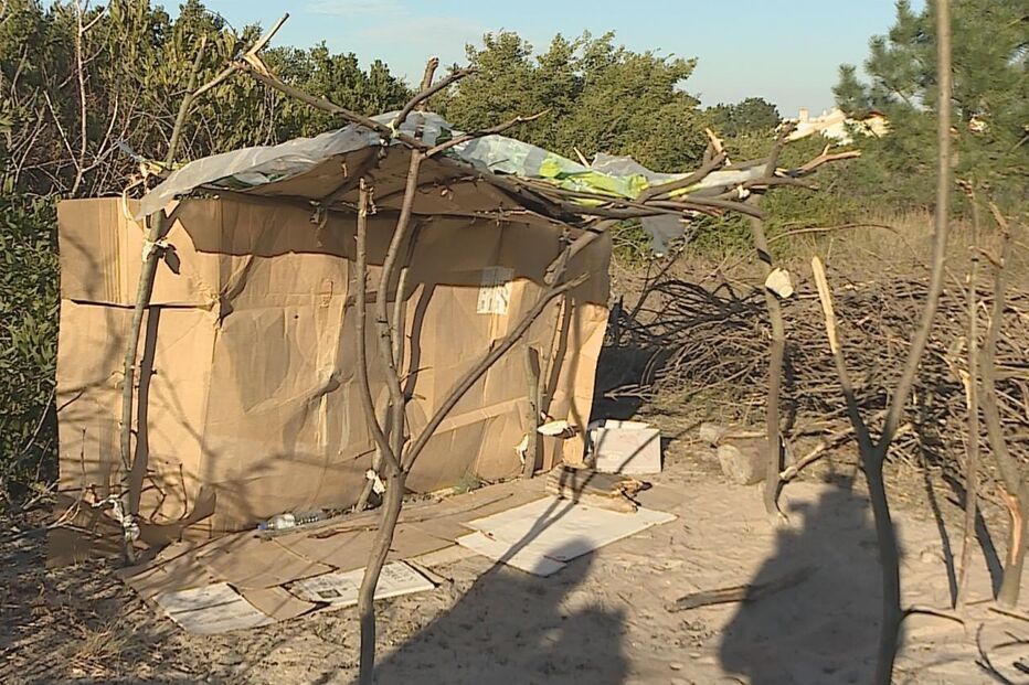 Refugiado do Mali construiu abrigo na Torreira