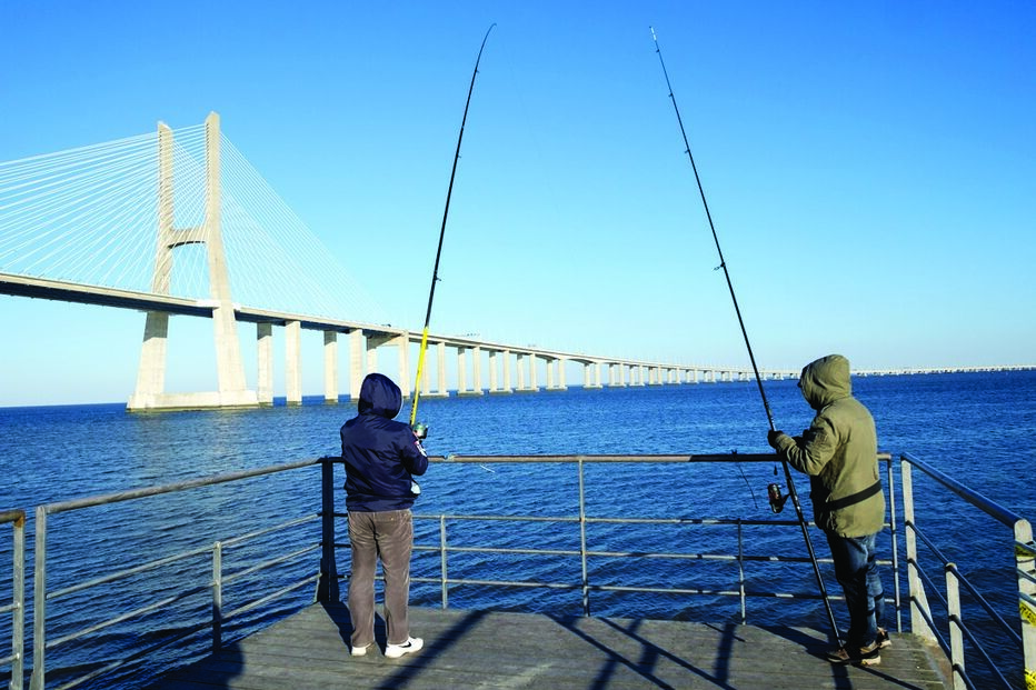 Pescadores junto à ponte Vasco da Gama, em Lisboa, avistaram manchas de espuma no rio Tejo 
