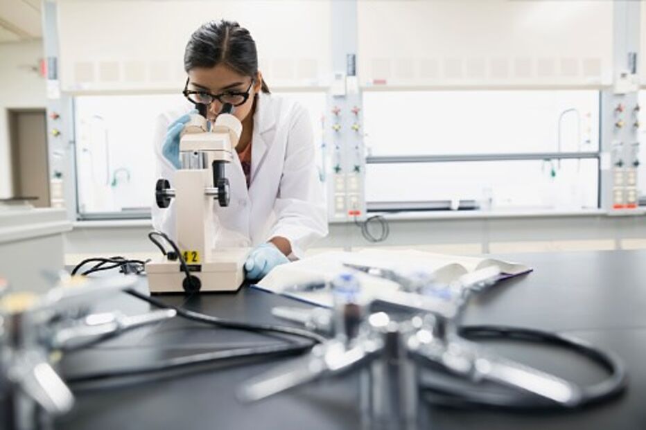 Cientista em laboratório