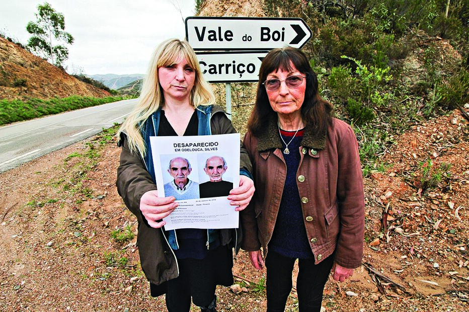Susan e Anita Bainbridge no local onde John, que poderá ter agora barba, foi visto pela última vez, no dia 26 de janeiro 