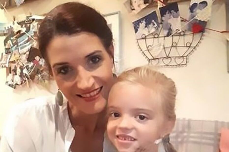 Menina de 6 anos mordida por cobra venenosa enquanto dormia