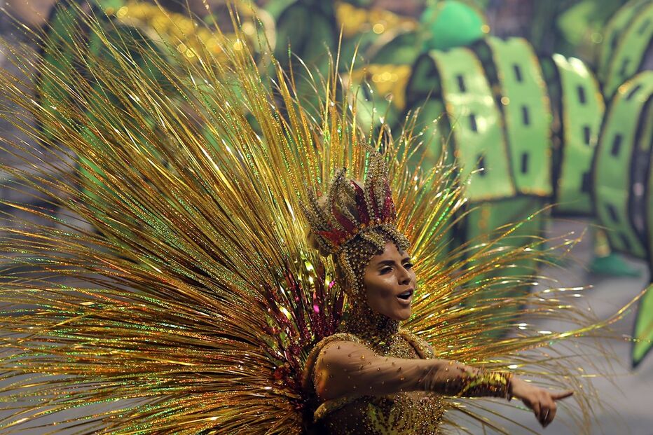 São Paulo já desfila e samba para receber o Carnaval