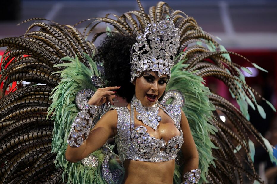 São Paulo já desfila e samba para receber o Carnaval