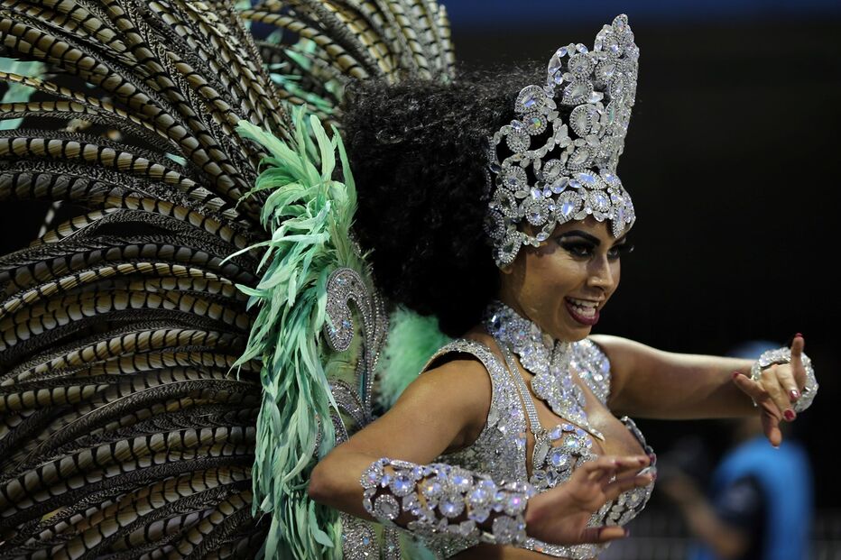 São Paulo já desfila e samba para receber o Carnaval