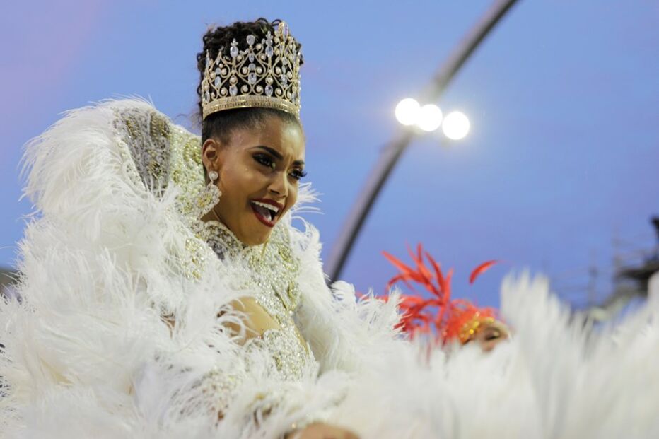 São Paulo já desfila e samba para receber o Carnaval