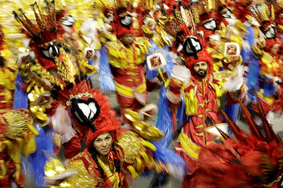 São Paulo já desfila e samba para receber o Carnaval