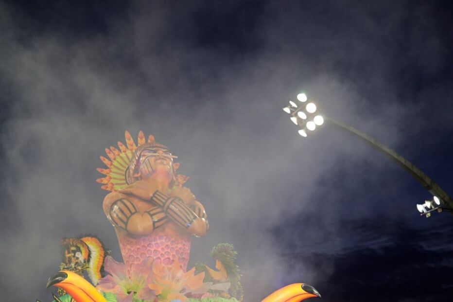 São Paulo já desfila e samba para receber o Carnaval