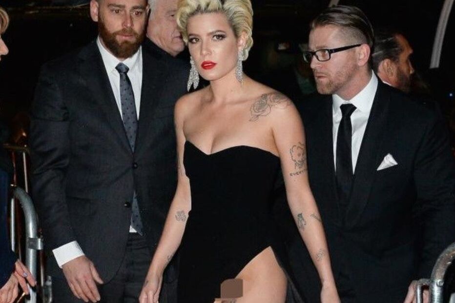 Cantora Halsey usa vestido ousado e acaba a mostrar demais