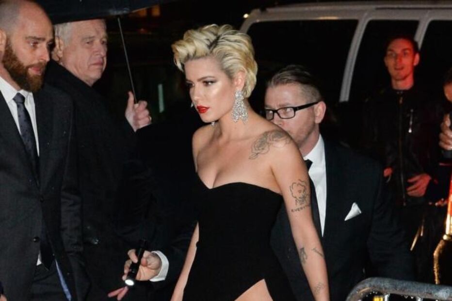 Cantora Halsey usa vestido ousado e acaba a mostrar demais