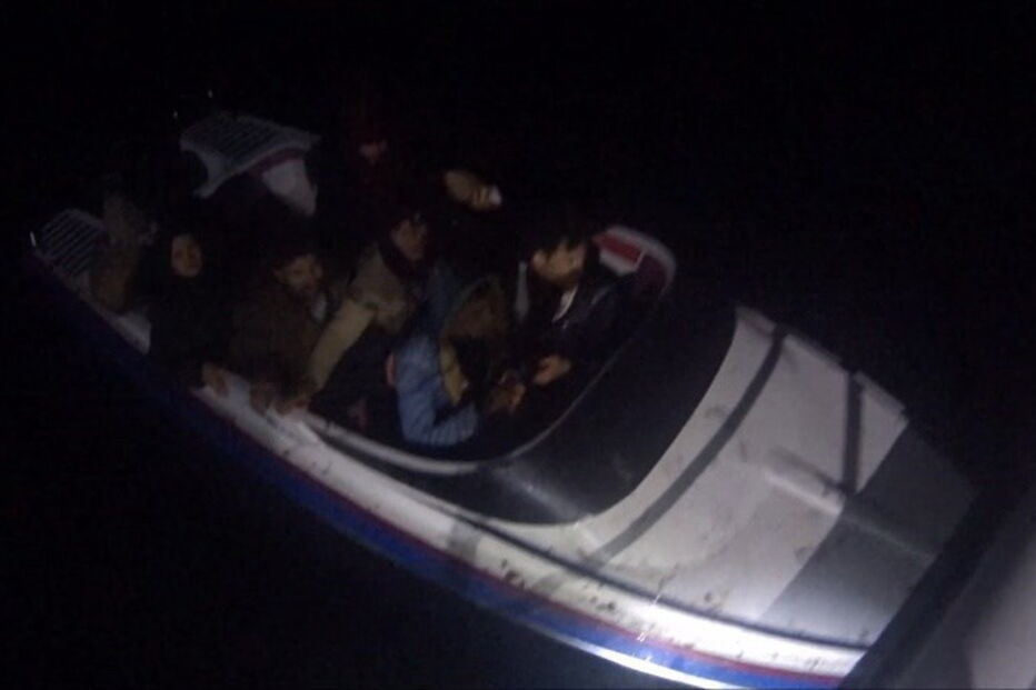 Polícia marítima resgata imigrante no Mar Egeu